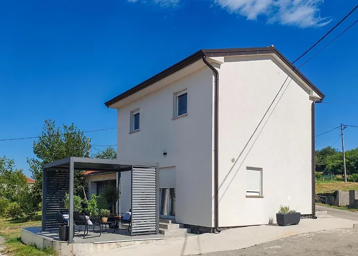 2 Bedroom Stunning Home In Selca
